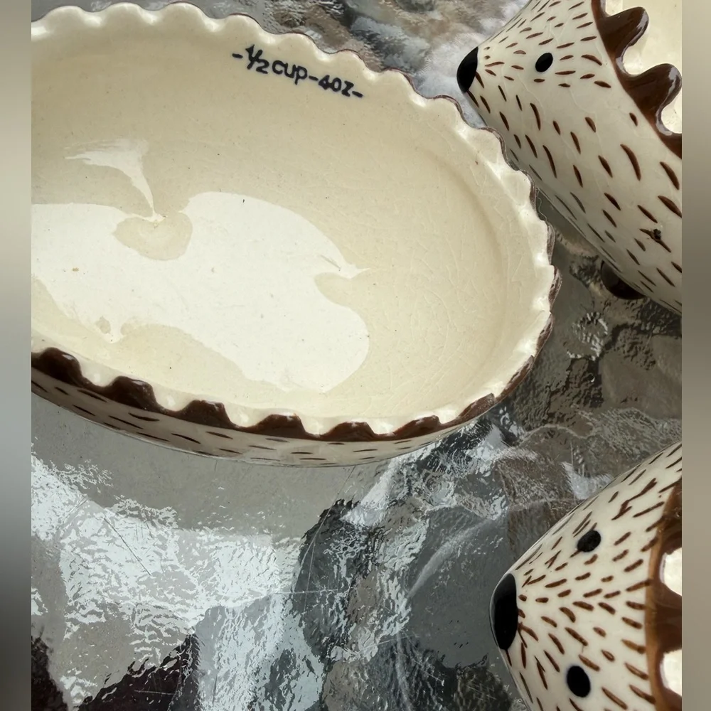 Set of 4 Ceramic Hedgehog Nesting measuring cups. Cream & Brown - Picture 7 of 10